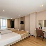 Отель Hilltown Airport & Restaurant 3*