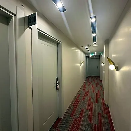 Hilltown Airport & Restaurant 3*