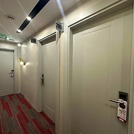 Hotel Hilltown Airport & Restaurant
