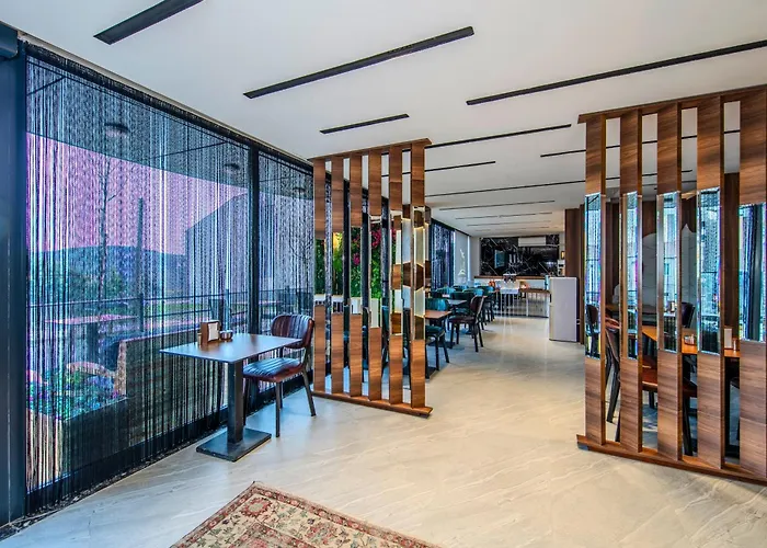 Hilltown Airport & Restaurant * Tasoluk